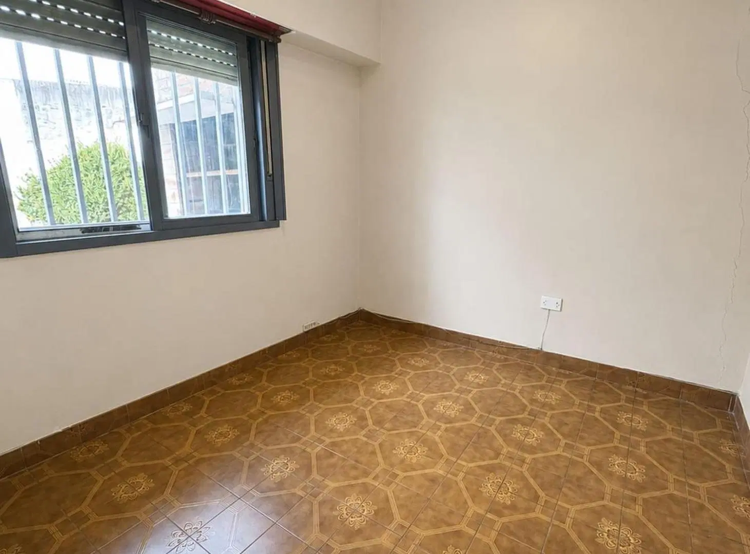 Venta Casa 4 Ambientes con Cochera y patio/ Morón 3
