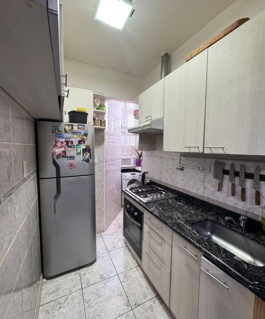 Foto de VENTA DEPARTAMENTO 3 AMB C/BALCON - ZONA ABASTO, imagen 2