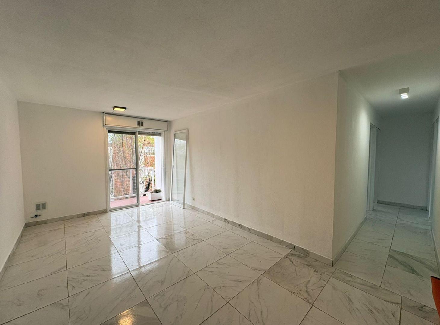 Foto de Departamento 4 ambientes con balcón REFACCIONADO, imagen 2