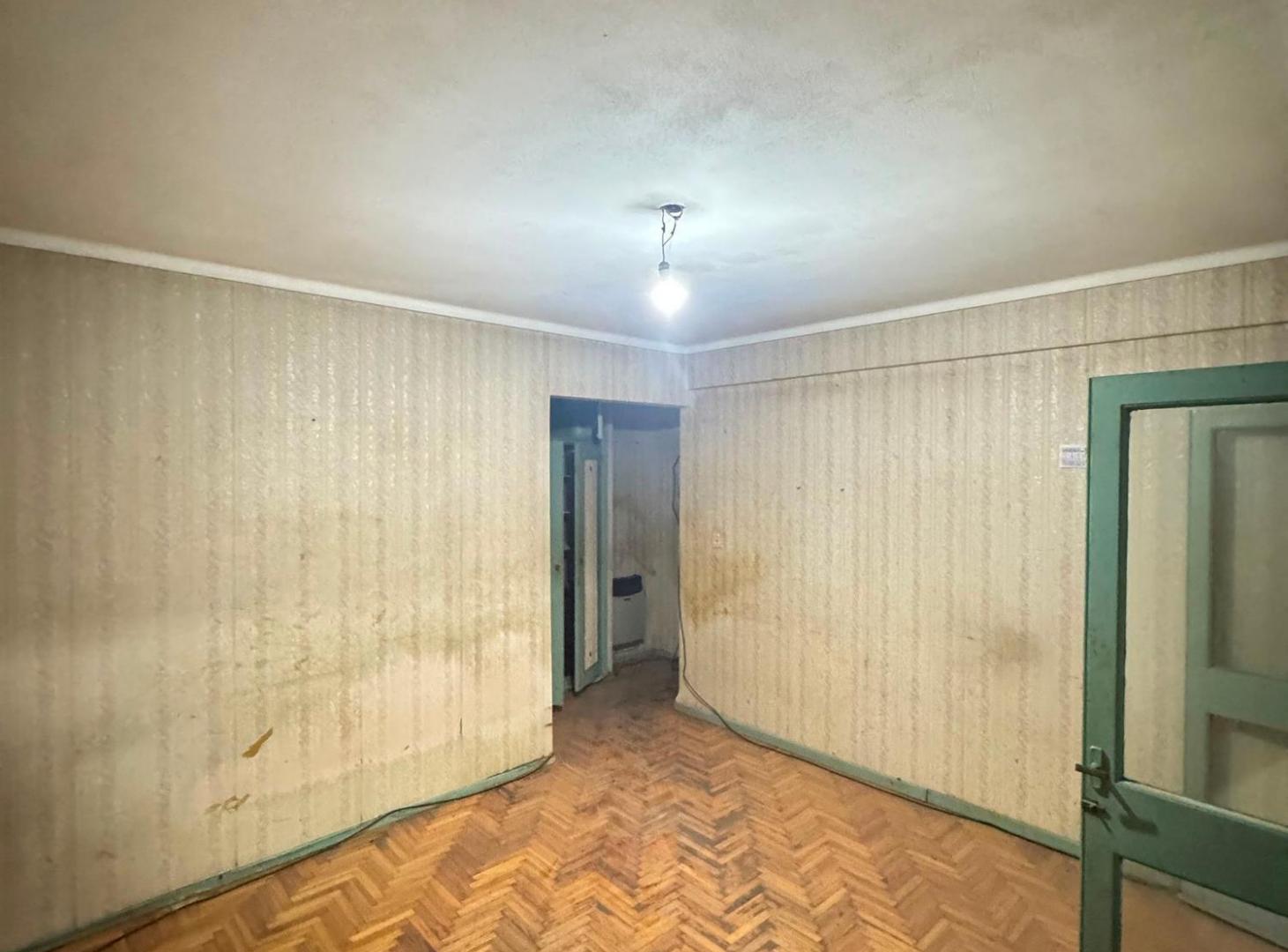 Foto de VENTA DEPTO 2 AMB A RECICLAR - ZONA FLORES, imagen 2