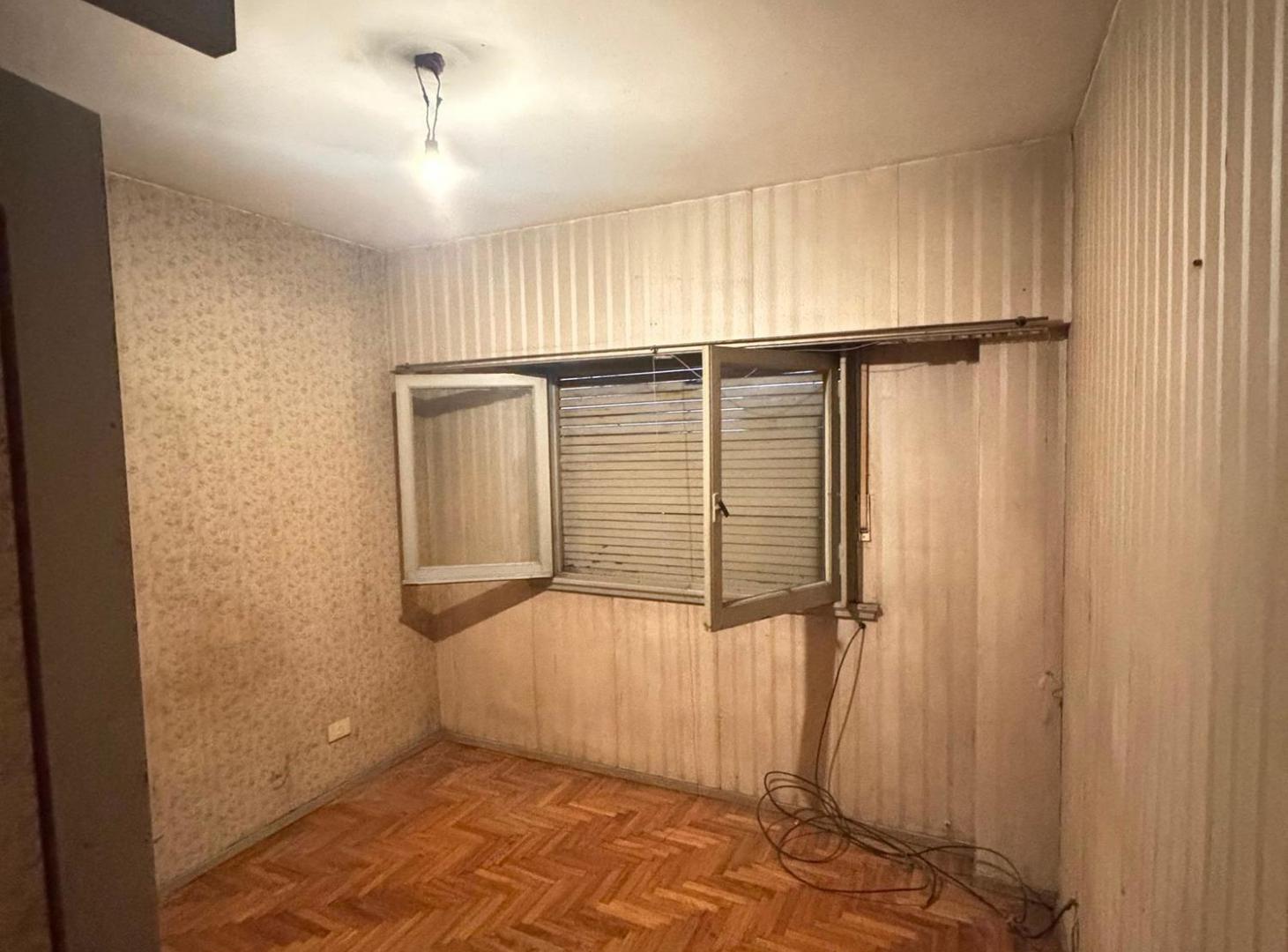 Foto de VENTA DEPTO 2 AMB A RECICLAR - ZONA FLORES, imagen 3