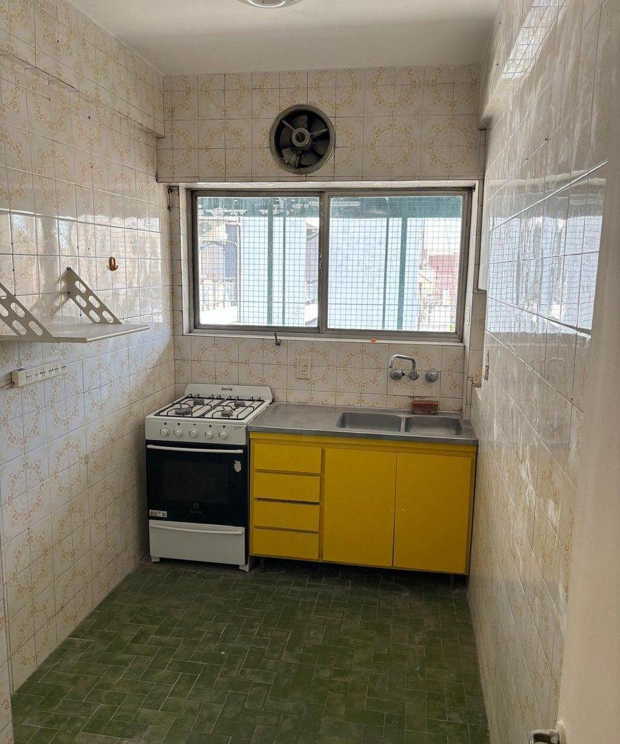 Foto de VENTA DEPTO 4AMB C/BALCON + PARILLA ZONA FLORES, imagen 4