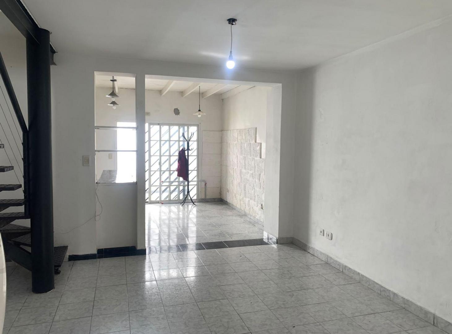 Foto de PH EN VENTA DE DOS PLANTAS CON PATIO EN GERLI, imagen 3