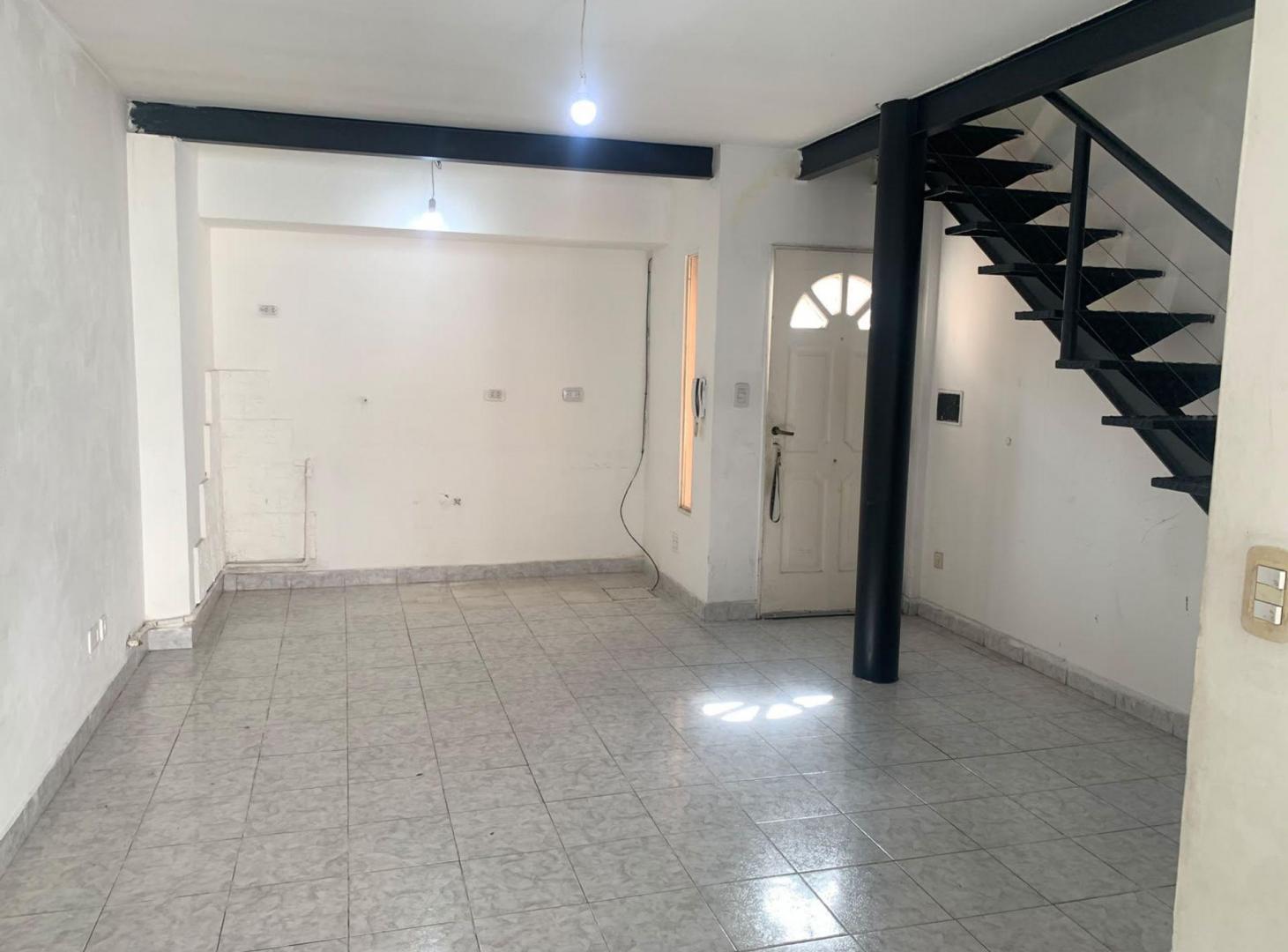 Foto de PH EN VENTA DE DOS PLANTAS CON PATIO EN GERLI, imagen 1