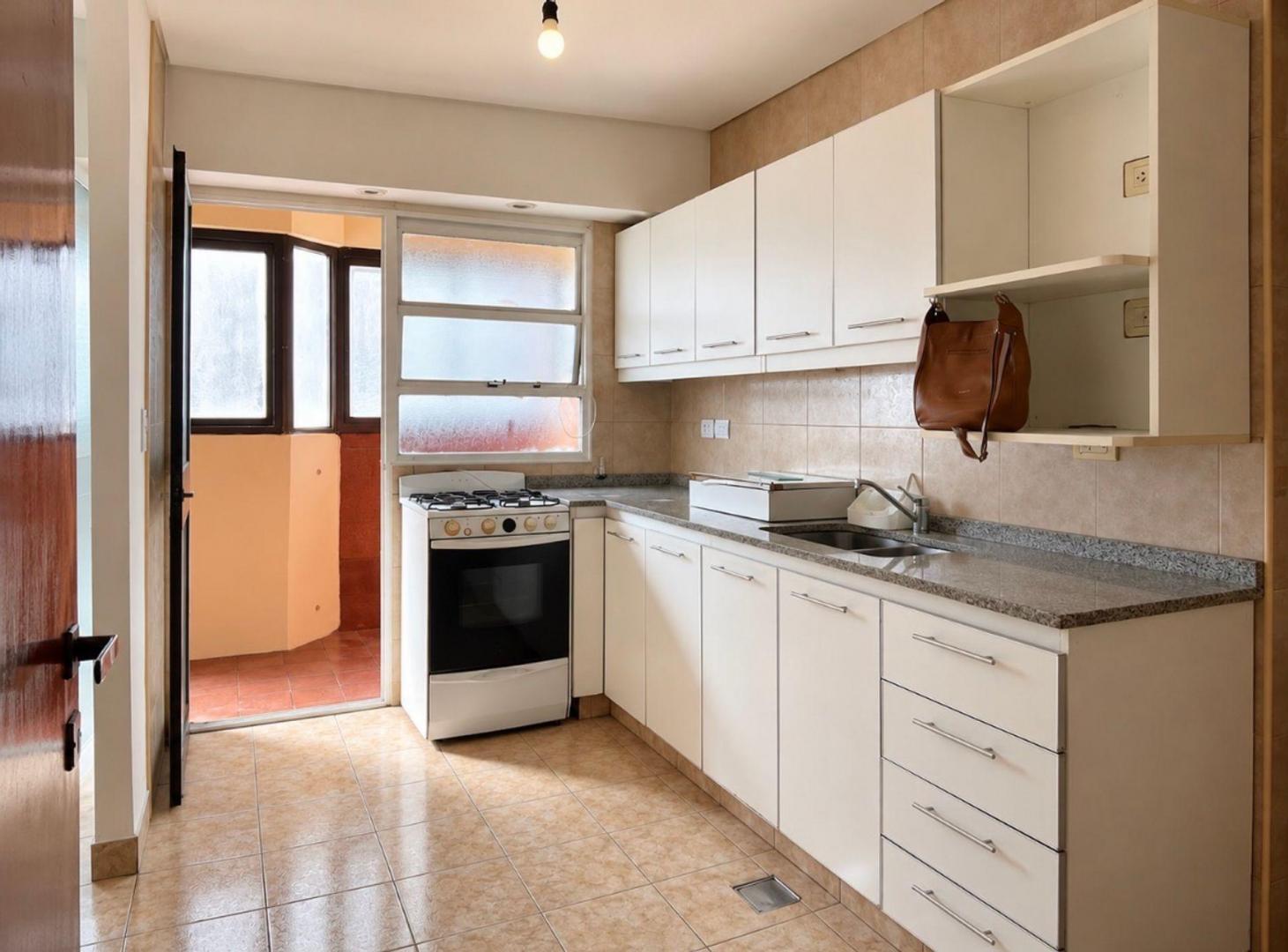 Foto de Venta 4 amb. COCHERA, Dependencia, Apto Prof., imagen 3