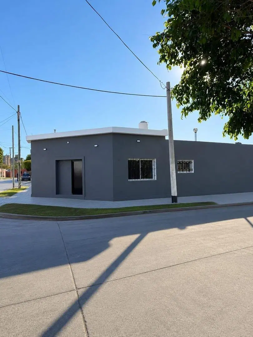 CASA RECICLADA A NUEVA CON PATIO Barrio Corral de Palos 5