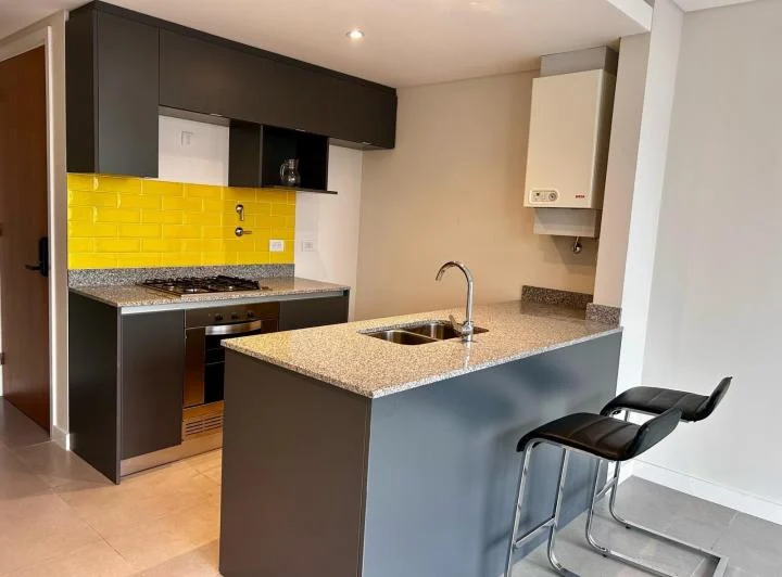 Alquiler 24 meses - Departamento 2 amb c/Balcón y Cochera - Plaza Mitre 5