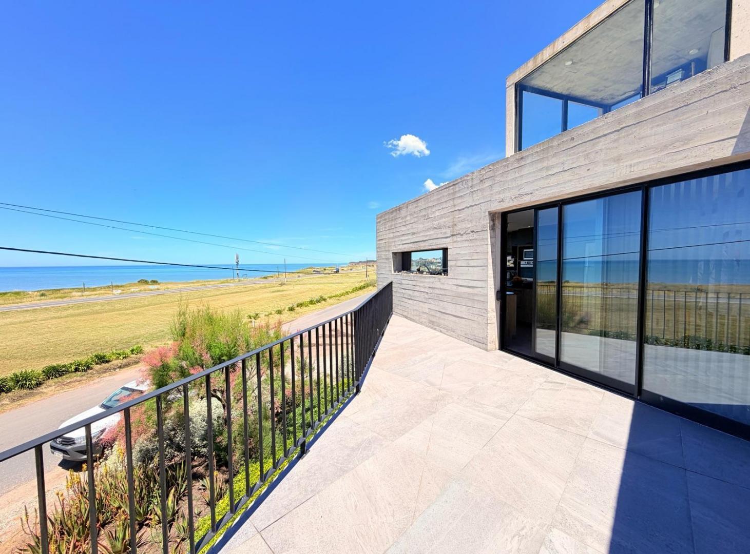 VENTA - Exclusiva Casa Frente al Mar en Acantilados | Diseño y Vista Panorámica