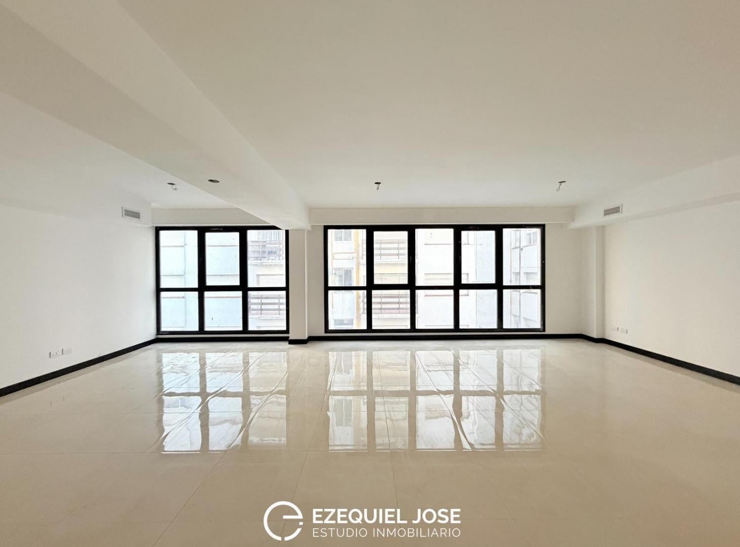 ALQUILER 24 MESES - OFICINA COMERCIAL C/COCHERA - Centro Mar del Plata