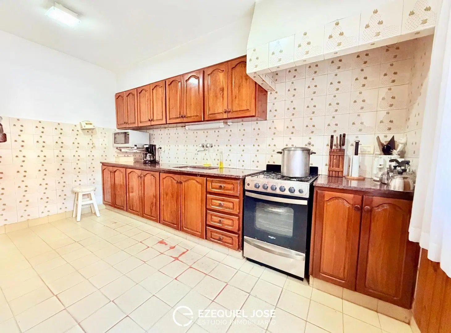 VENTA | Chalet de Categoría con Garage | Apto Profesional | La Perla 4