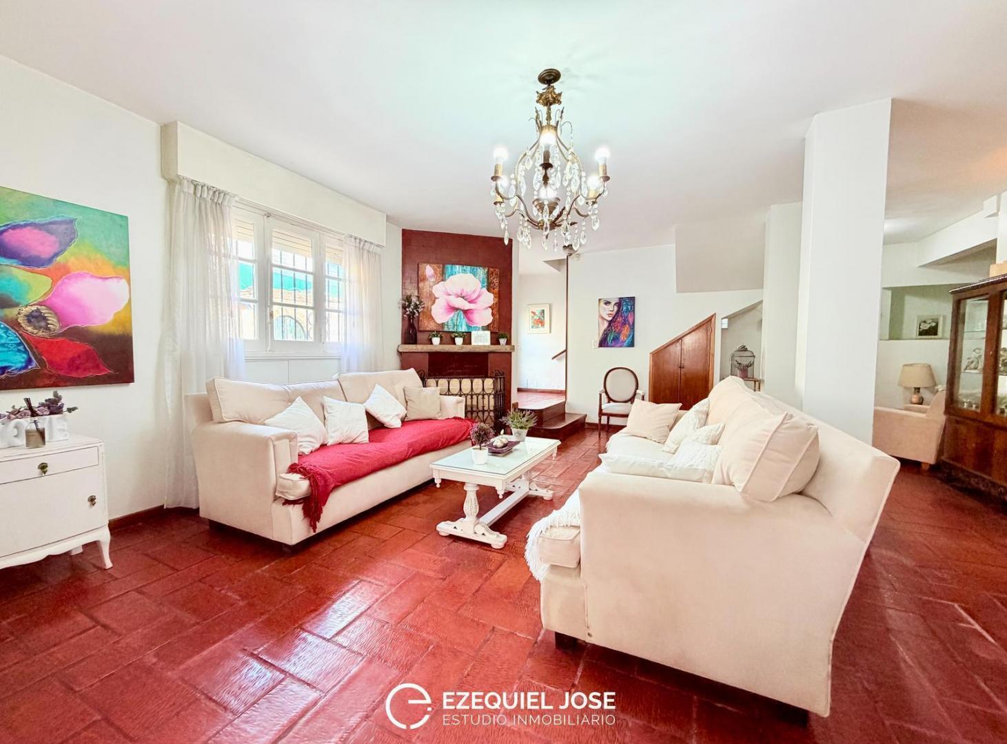 Foto de VENTA | Chalet de Categoría con Garage | Apto Profesional | La Perla, imagen 2