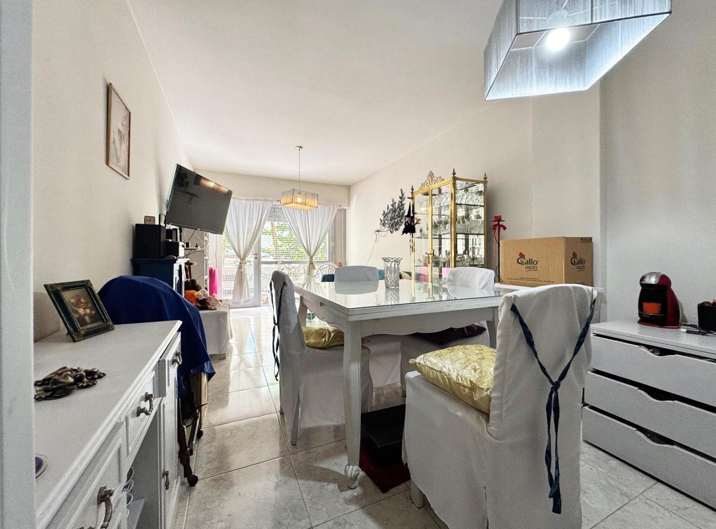 Foto de VENTA | 2 Ambientes al Frente con Cochera | Apto Crédito | Plaza Colón, imagen 2