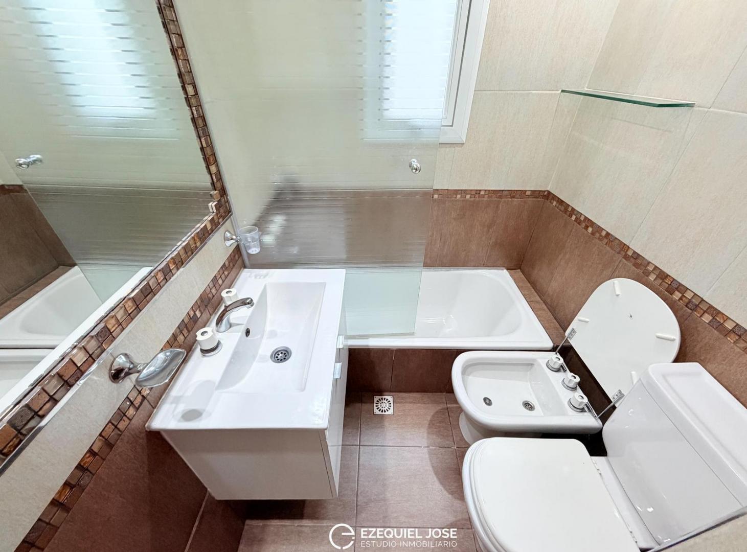 Foto de VENTA - PH 3 Ambientes c/Cochera y Patio - San Cayetano, imagen 1
