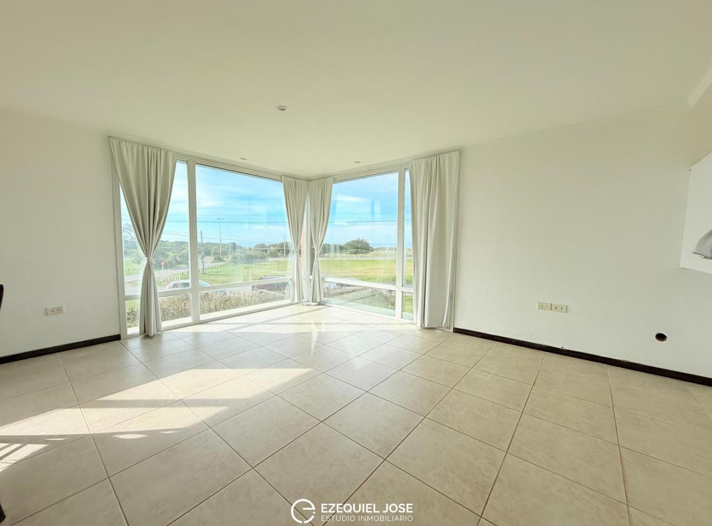 Foto de VENTA - Casa 3 Ambientes Frente al Mar en Acantilados - Apta Crédito, imagen 3