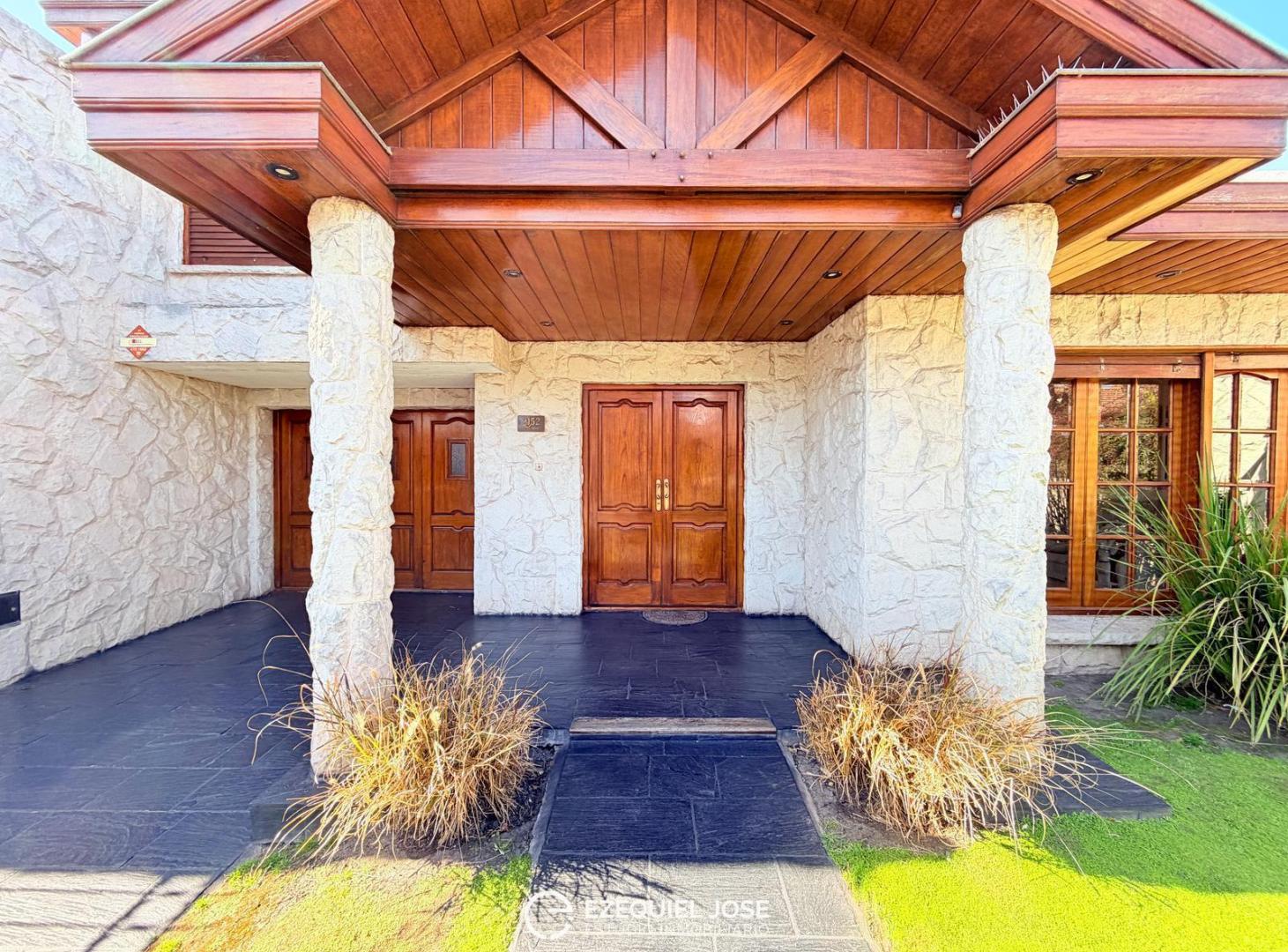 Foto de Chalet en Venta en Punta Mogotes | 342 m² de Lote Jardín Garage | A, imagen 3