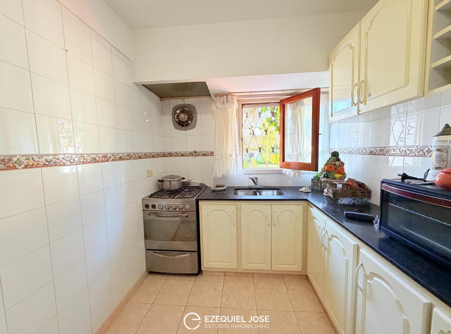 Foto de Chalet en Venta en Punta Mogotes | 342 m² de Lote Jardín Garage | A, imagen 1