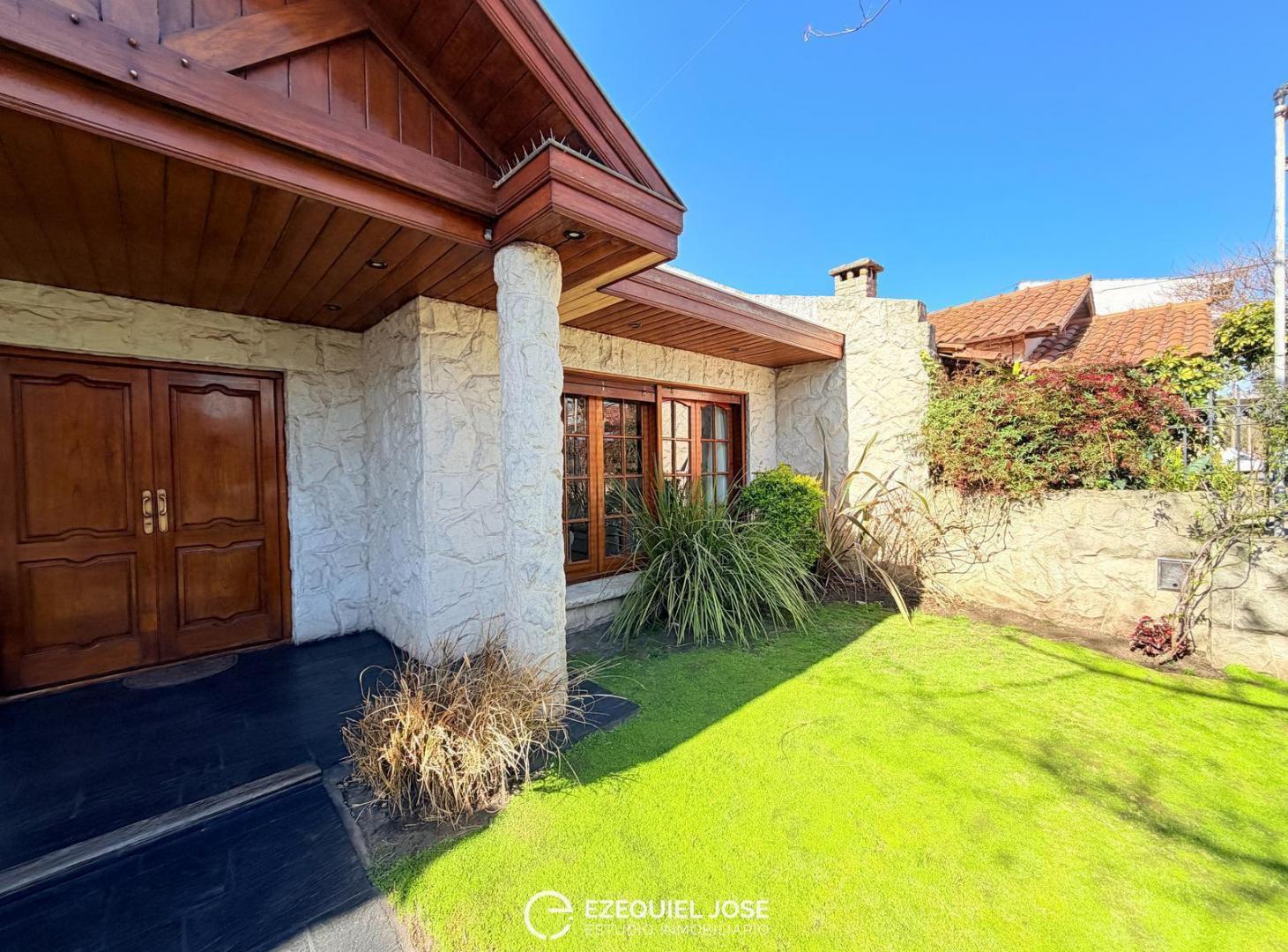 Foto de Chalet en Venta en Punta Mogotes | 342 m² de Lote Jardín Garage | A, imagen 2