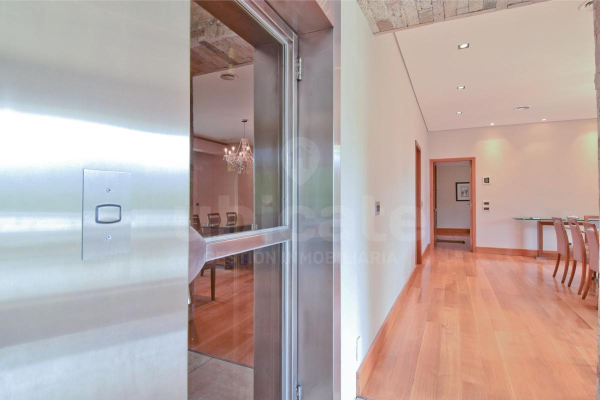 Hermosa Casa en Venta en Arelauquen 2