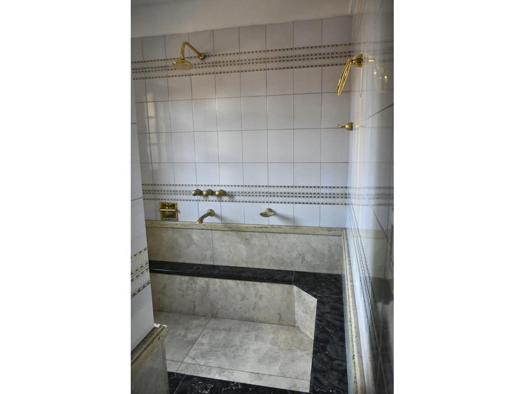 Venta - Chalet de 6 ambientes en San justo centro