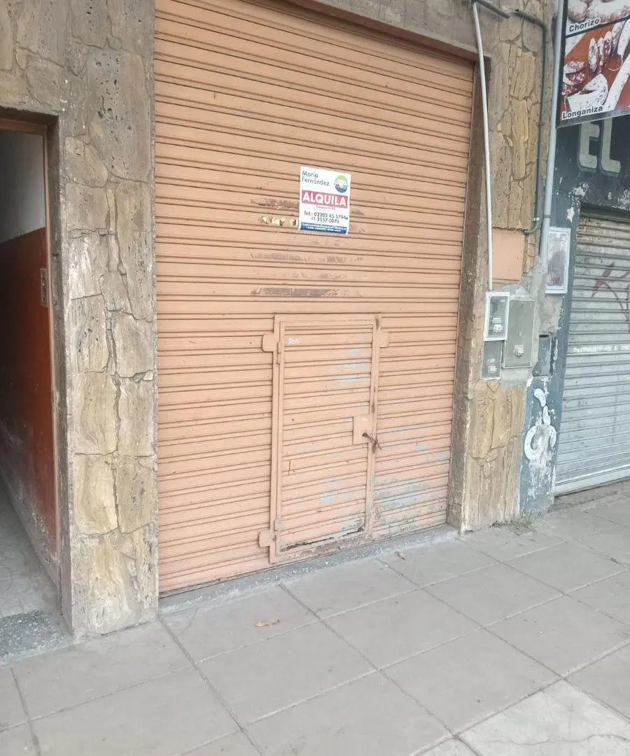 Se alquila local comercial en Gonzalez Catan. 3