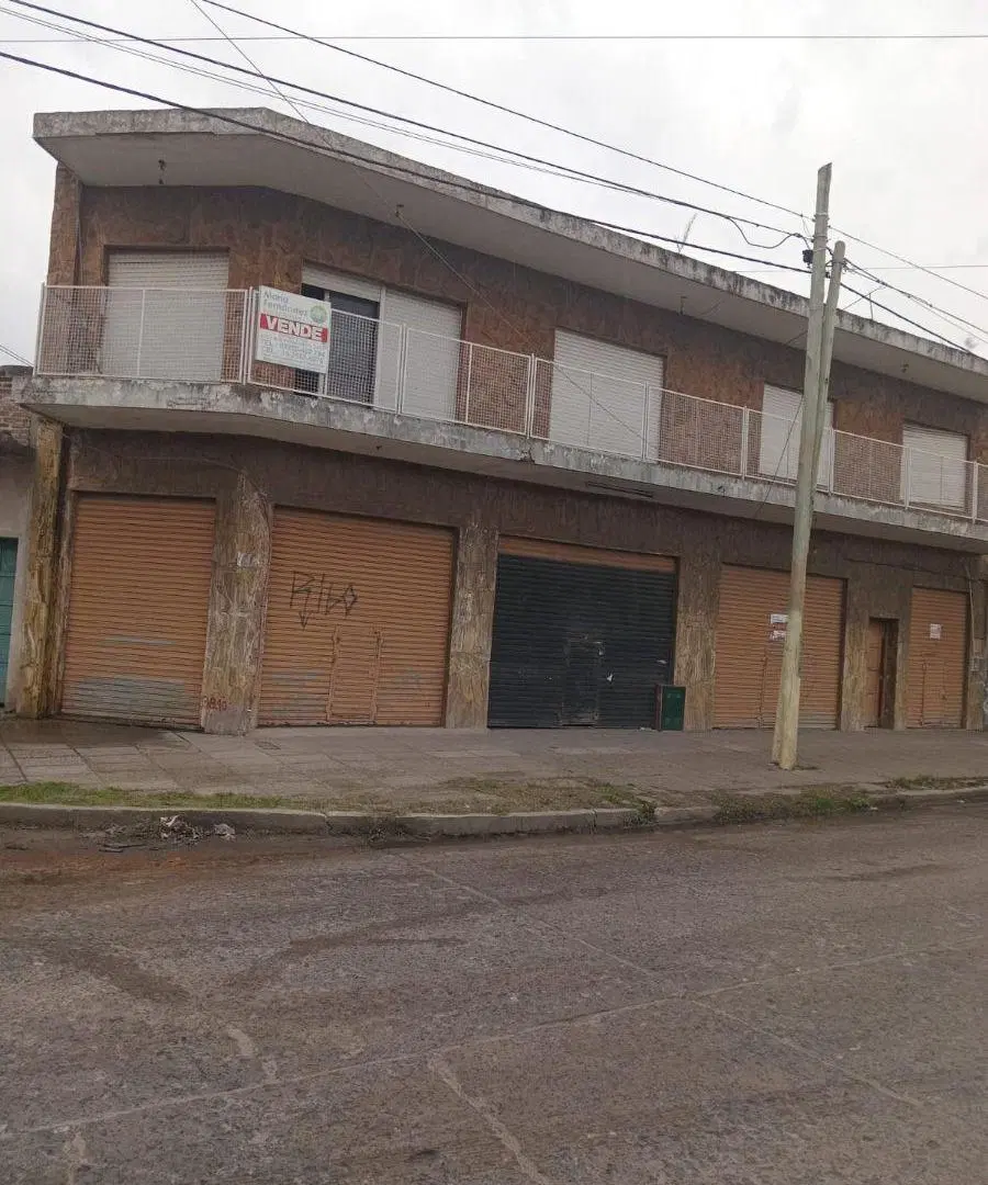 Se alquila local comercial en Gonzalez Catan. 2