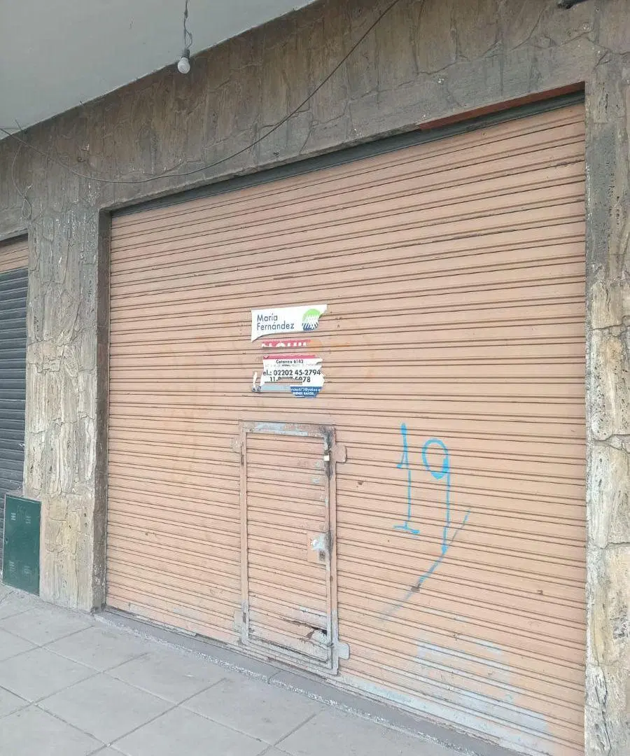 Se alquila local comercial en Gonzalez Catan. 1
