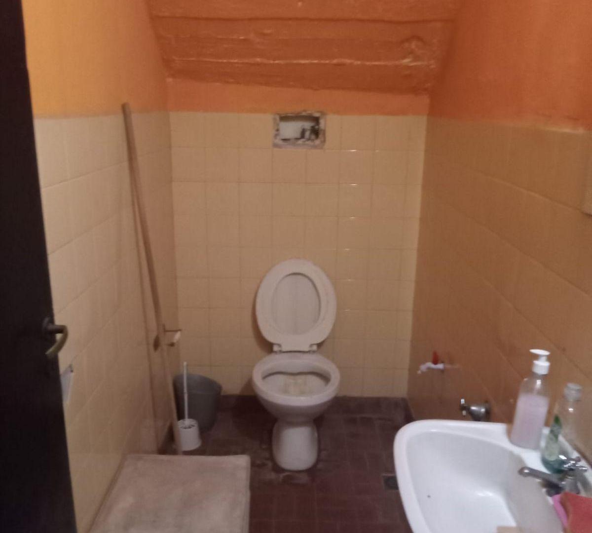Foto de Se alquila local en Villa Luzuriaga., imagen 1