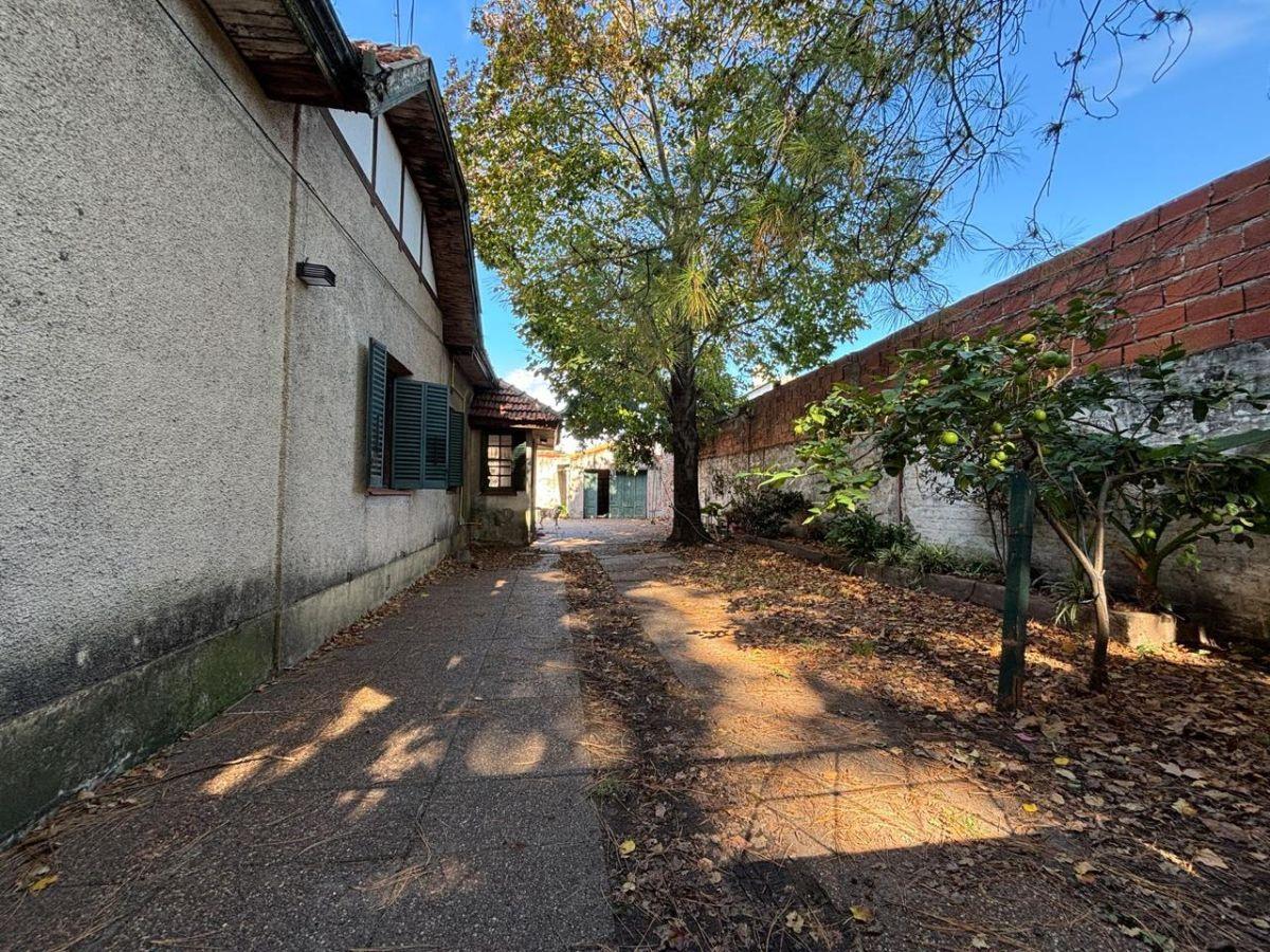 Casa estilo inglés sobre gran terreno Ideal para Desarrollo Inmobiliario.