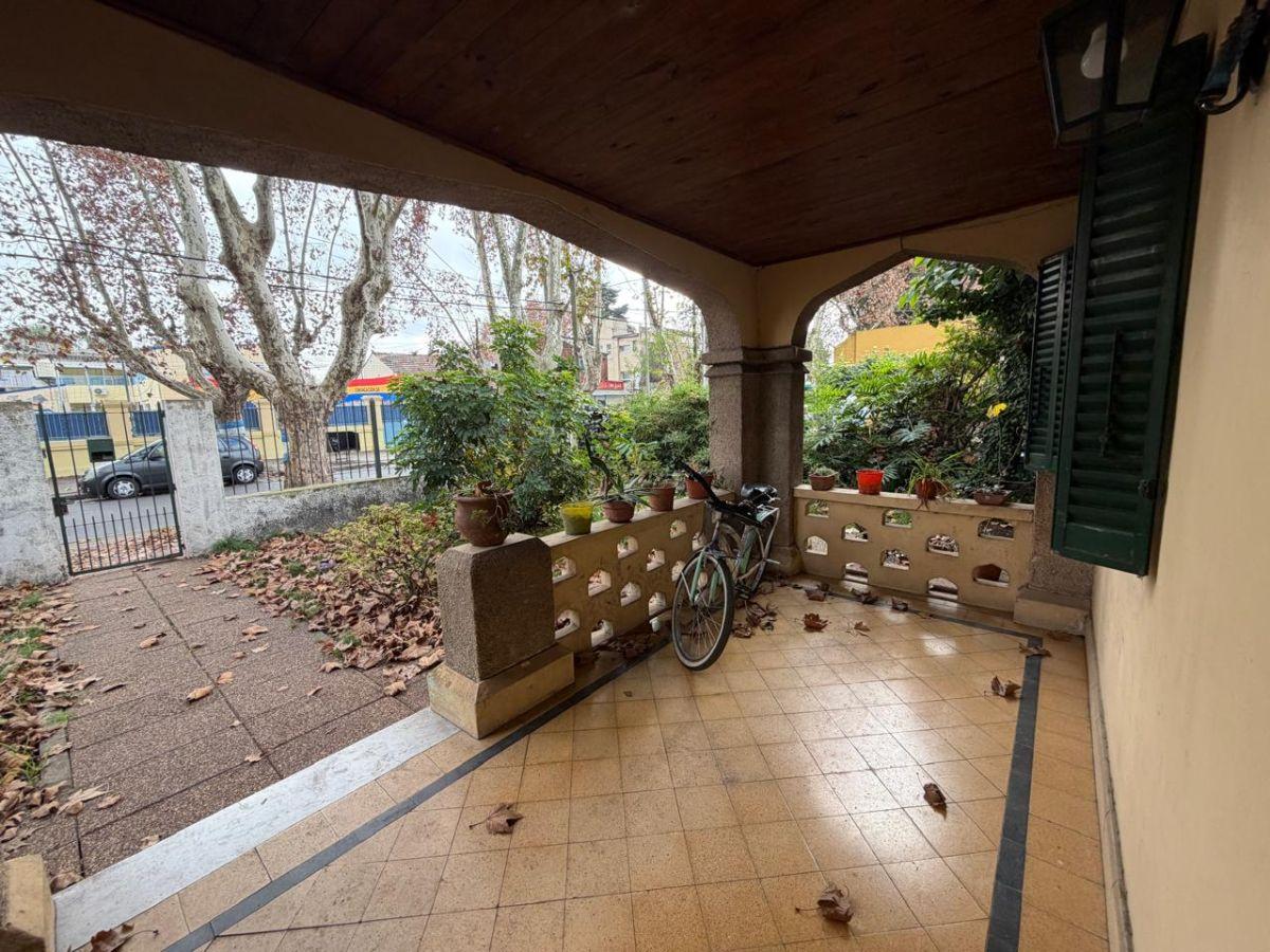 Casa estilo inglés sobre gran terreno Ideal para Desarrollo Inmobiliario.