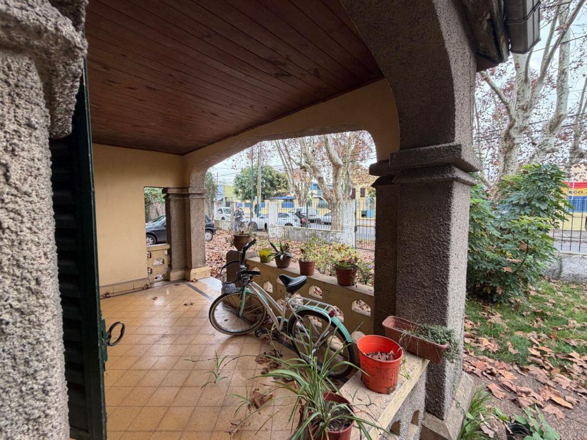 Casa estilo inglés sobre gran terreno Ideal para Desarrollo Inmobiliario.
