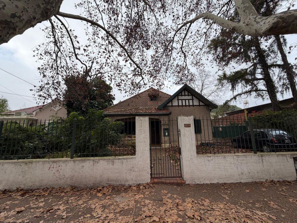 Casa estilo inglés sobre gran terreno Ideal para Desarrollo Inmobiliario.