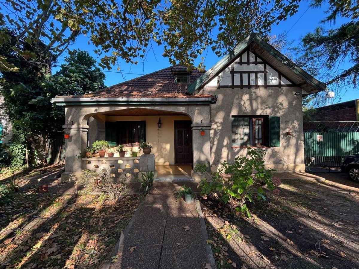 Casa estilo inglés sobre gran terreno Ideal para Desarrollo Inmobiliario.