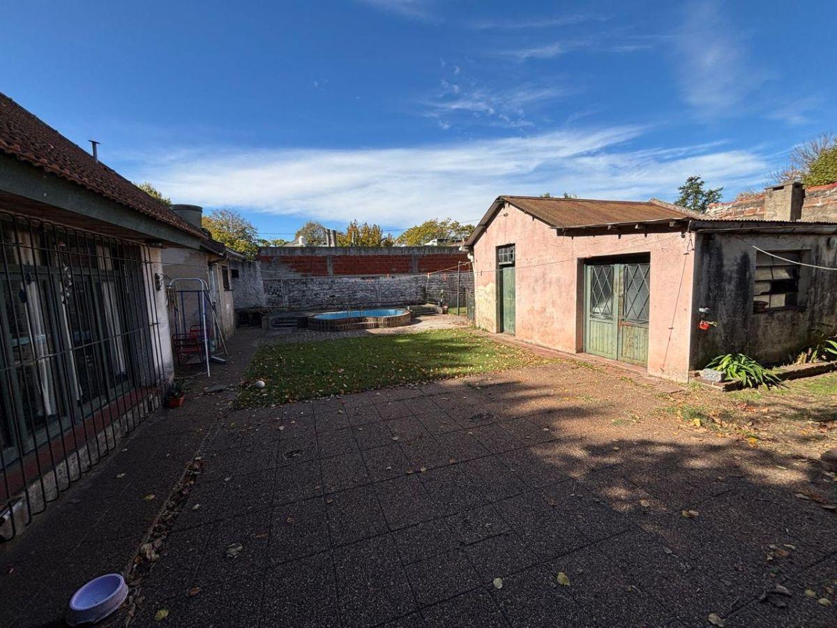 Casa estilo inglés sobre gran terreno Ideal para Desarrollo Inmobiliario.