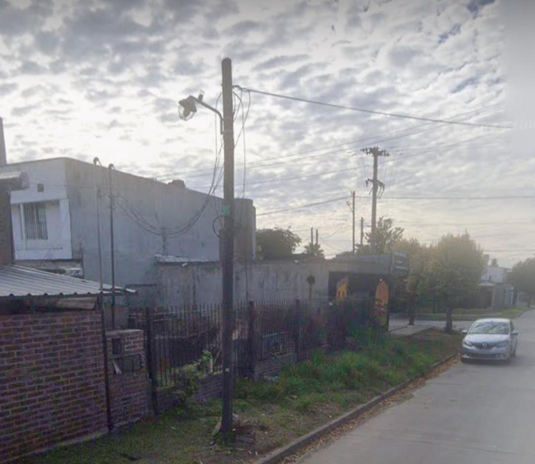 Dos Locales + Terreno en Venta! Cercano a Universidad Católica! 3