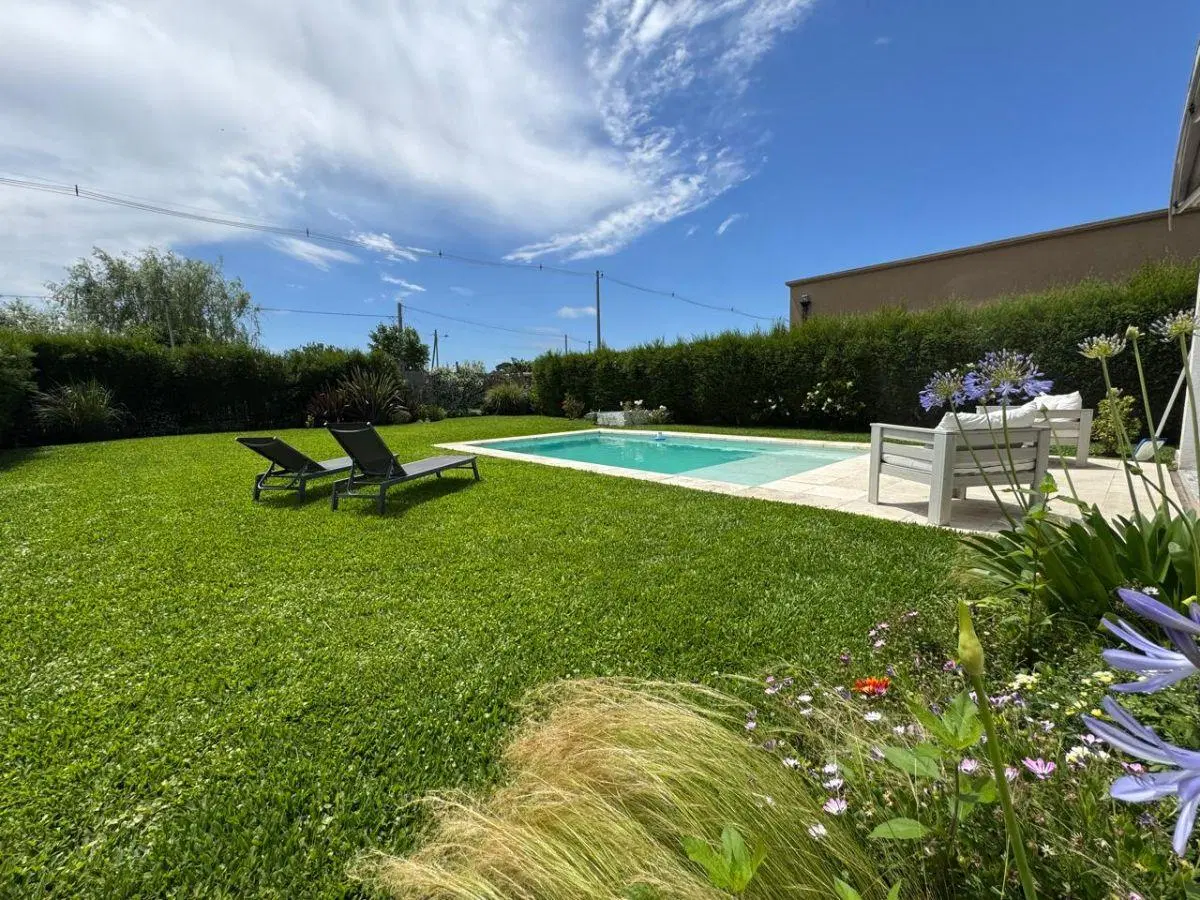 Casa venta, San Ramiro, Pilar del Este, Piscina, quincho, parque, parrilla, 3 dorm, 3 coch. 3