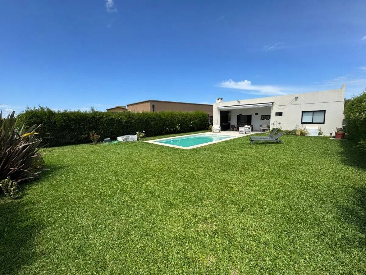Casa venta, San Ramiro, Pilar del Este, Piscina, quincho, parque, parrilla, 3 dorm, 3 coch. 4