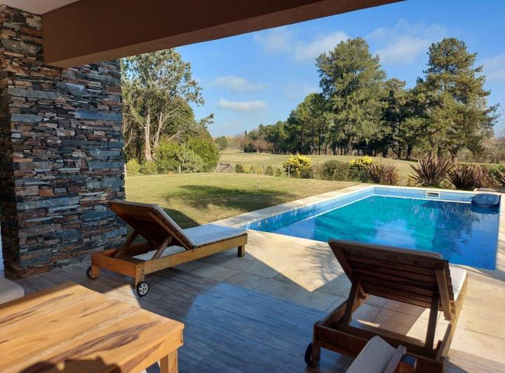 Alquiler temporario. Casa sobre el golf - Golfer's