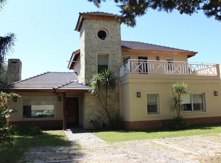Venta , Alquiler Temporario. Casa sobre el golf en Golfers c.c