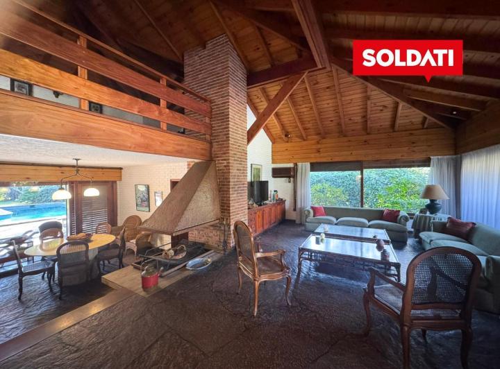 Casa en Highland Park, 3 suites, family y  dependencias. Pileta climatizada. 5