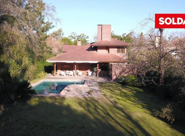 Casa en Highland Park, 3 suites, family y  dependencias. Pileta climatizada. 1