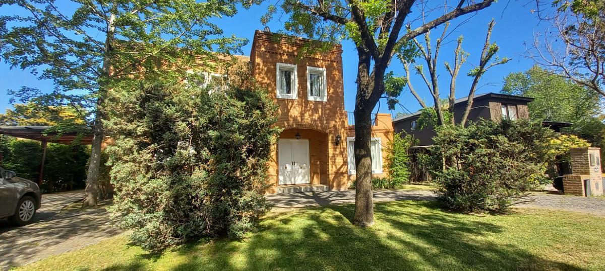 Casa  venta, lote central, Barrio el Portillo