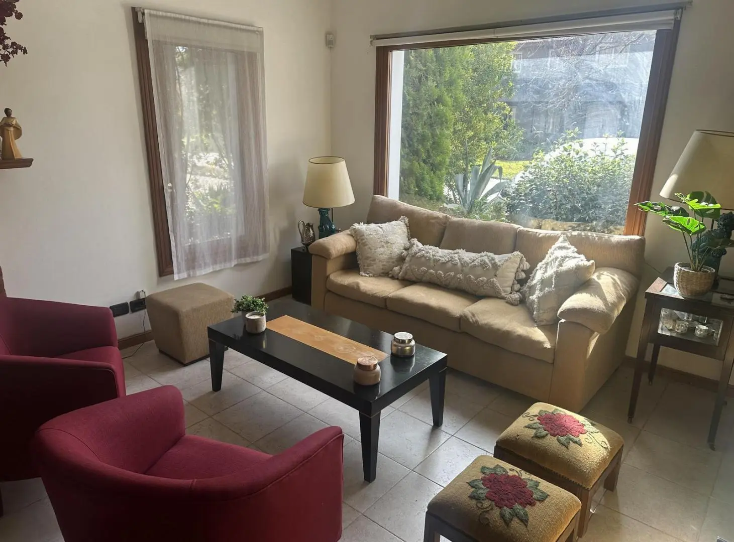 Exclusiva. Casa en alquiler anual, con/sin muebles. Piscina, jardin. Impecable 1