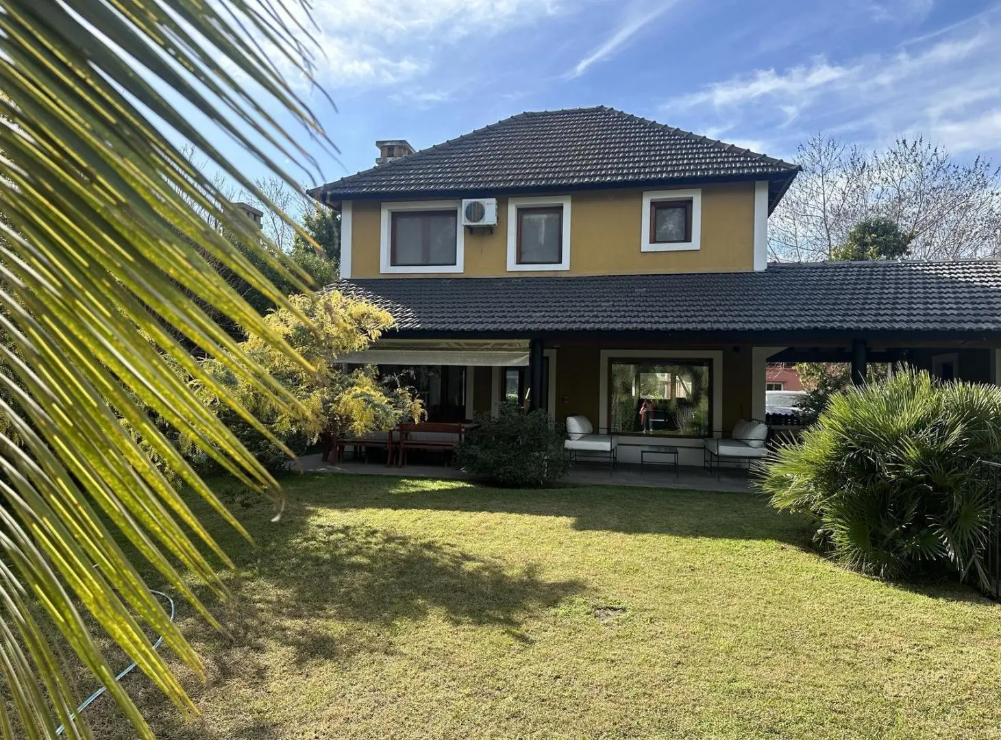 Exclusiva. Casa en alquiler anual, con/sin muebles. Piscina, jardin. Impecable 2