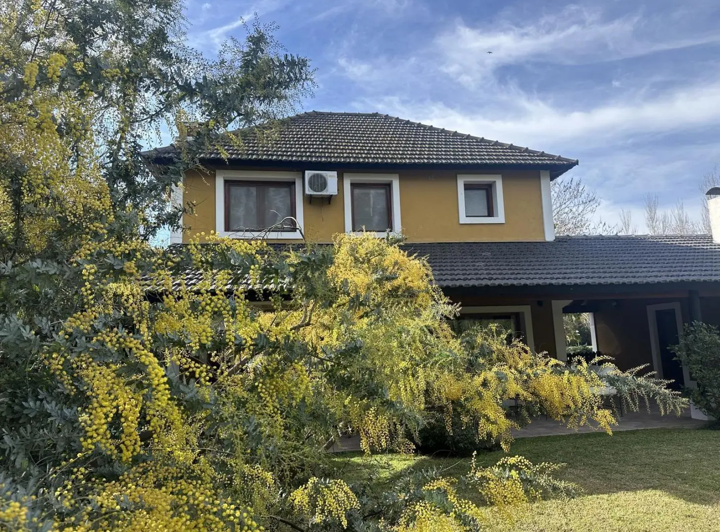 Exclusiva. Casa en alquiler anual, con/sin muebles. Piscina, jardin. Impecable 4