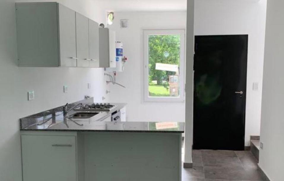 Duplex 3 ambientes en venta en Manzanares Chico. Jardin y amenities. Bajas expensas.