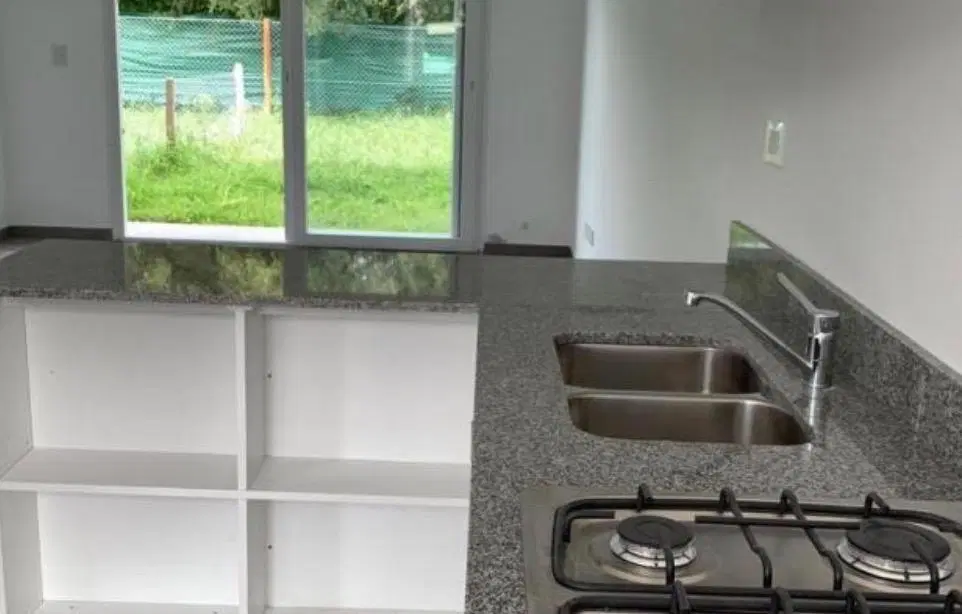 Duplex 3 ambientes en venta en Manzanares Chico. Jardin y amenities. Bajas expensas. 2