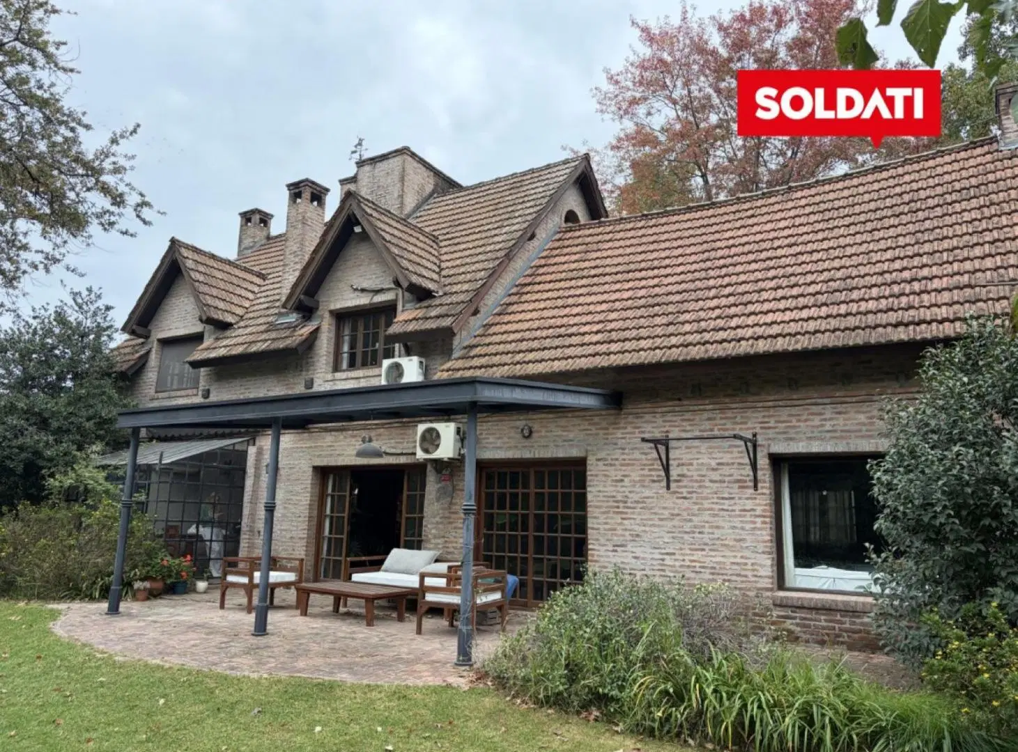 Casa en venta y alquiler sobre lote de más de 2.500 m2 - excelente acceso - bajas expensas - Pilar 4