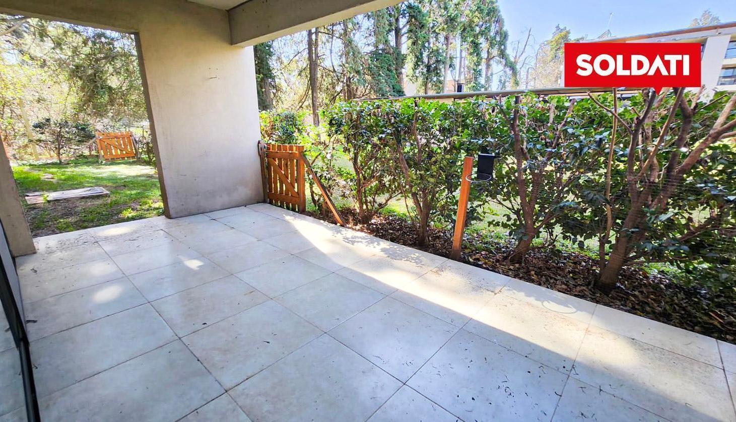 Foto de Departamento en venta, 90 metros, en planta baja, con jardin, bajada, imagen 2