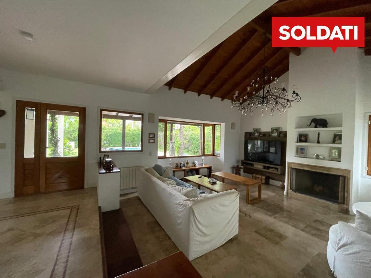 Foto de Casa en venta Apta a Crédito en el Barrio Cerrado Villa Rosa, imagen 3