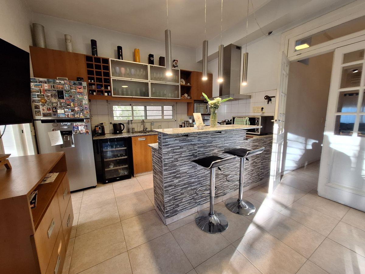 Foto de VENTA - IMPECABLE CASA EN LOTE 10x28, 4 DORMITORIOS, QUINCHO, PISCINA, imagen 2